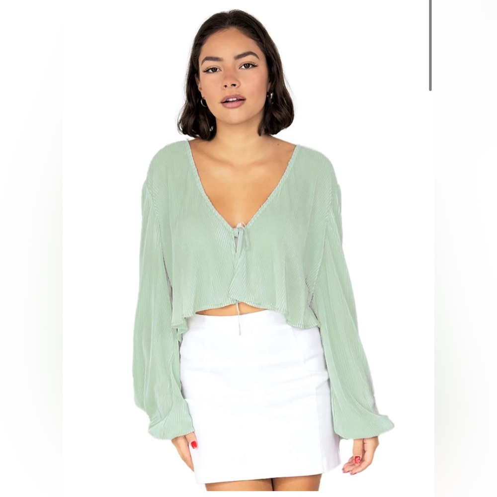 Front tie long sleeve pleated crop top.
